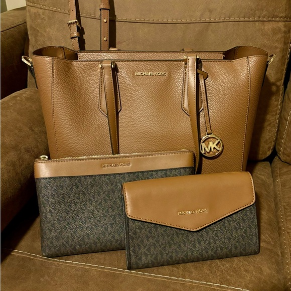 Michael Kors Handbags - Michael Kors 3 in 1 Large Jet Set Tote.
